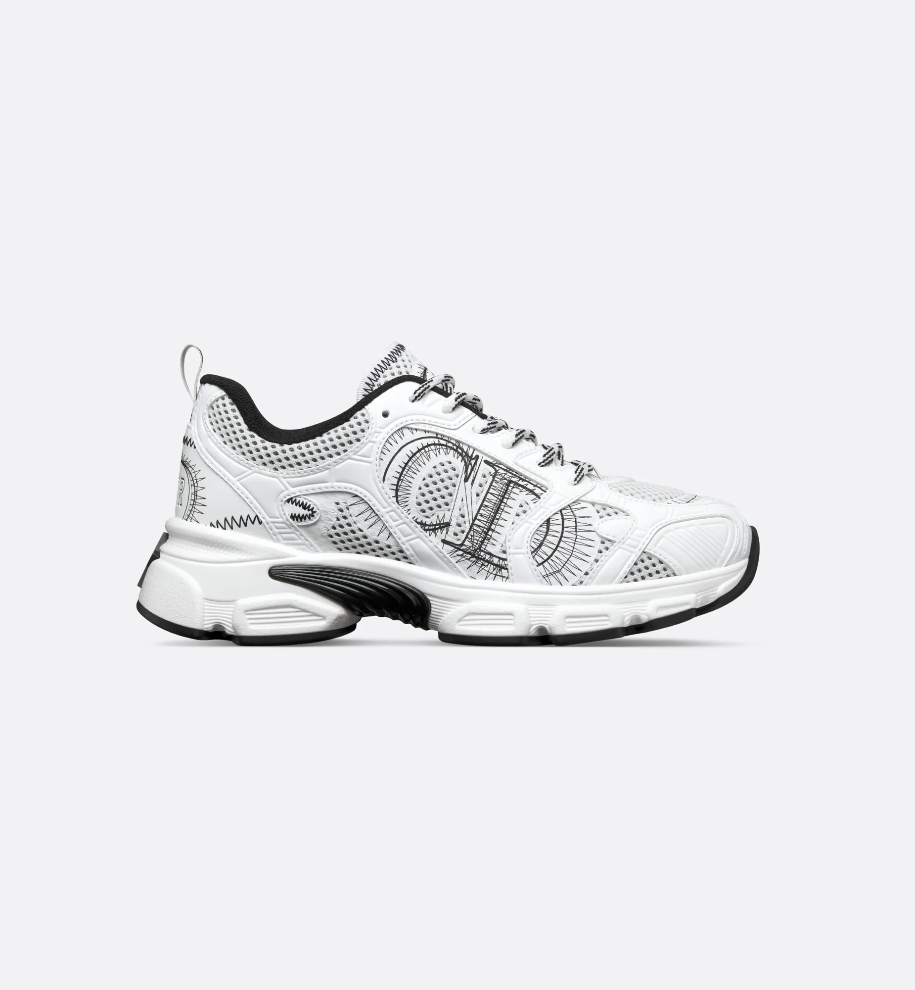 👟👟Ex-factory price 560👟👟 Dior Casual Sports Shoes Dad Shoes This new Dior Chrono sports shoe autumn ready-to-wear series reinterprets running shoes with Dior's high-end style. White and black mesh fabric with leather-effect panels, CD logo on the sides, star patch on the tongue and Dior logo on the heel, many details highlight the style. Using two-color laces, lightweight soles with star decoration, it can create a casual look all year round ▪️Size: 35-40